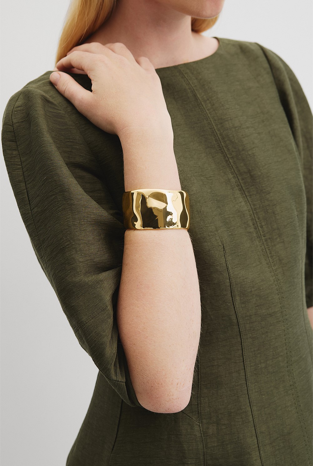 Gold Kora Molten Cuff - Bracelets & Cuffs | Country Road display picture 1