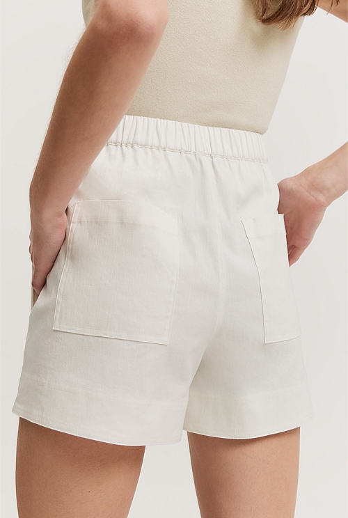 White short shorts | HOWTOWEAR Fashion