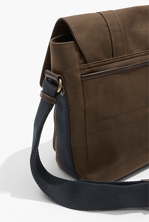 Country road store messenger bag